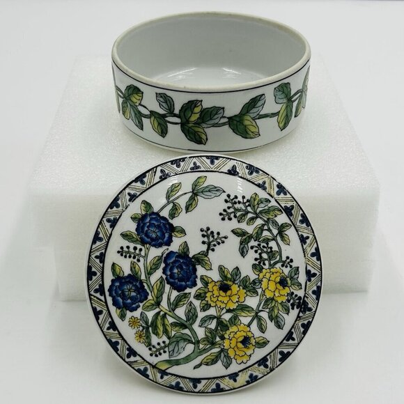 Oriental Accent Ceramic Round Jewelry Trinket Box White/Embossed Floral Vintage - Picture 4 of 7